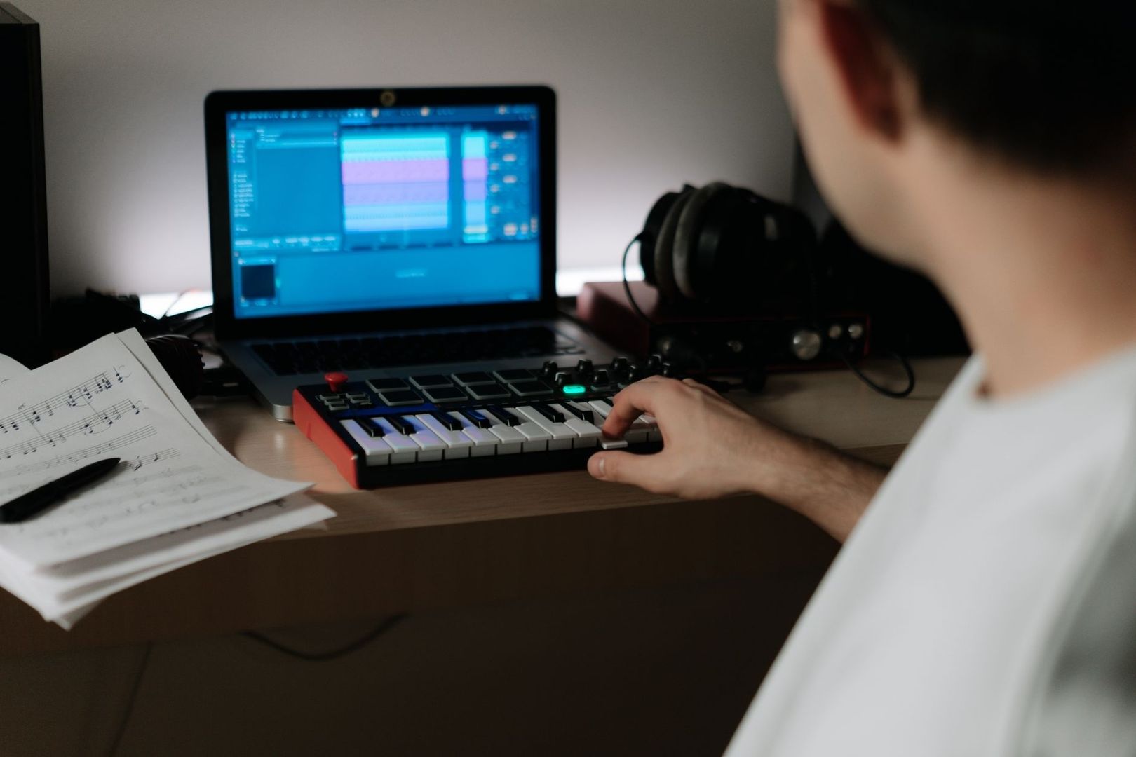 Musiikintekijä soittaa MIDI-koskettimistoa elokuvamusiikkia säveltäen
