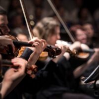 Miksi sama kohtaus tuntuu täysin erilaiselta musiikin vaihtuessa? Elokuvamusiikin keinot ohjata tunteita