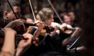 Miksi sama kohtaus tuntuu täysin erilaiselta musiikin vaihtuessa? Elokuvamusiikin keinot ohjata tunteita