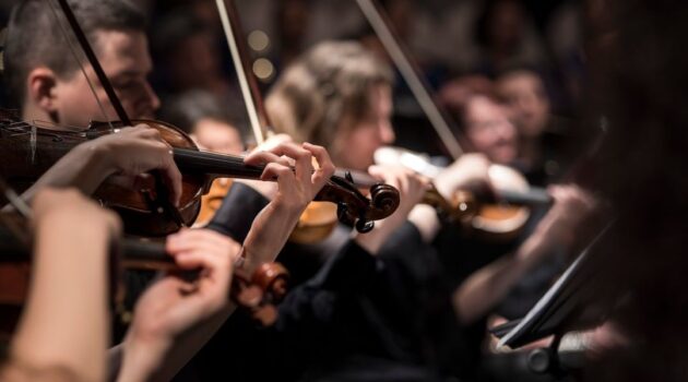 Miksi sama kohtaus tuntuu täysin erilaiselta musiikin vaihtuessa? Elokuvamusiikin keinot ohjata tunteita